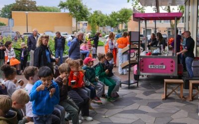 Gratis ijsjes en hulp voor gezinnen met geldzorgen: Sam& de wijk in strijkt neer in Uden