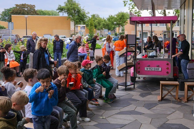 Gratis ijsjes en hulp voor gezinnen met geldzorgen: Sam& de wijk in strijkt neer in Uden